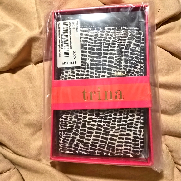 NWT Small Black and white Trina Turk Wallet - Picture 1 of 4